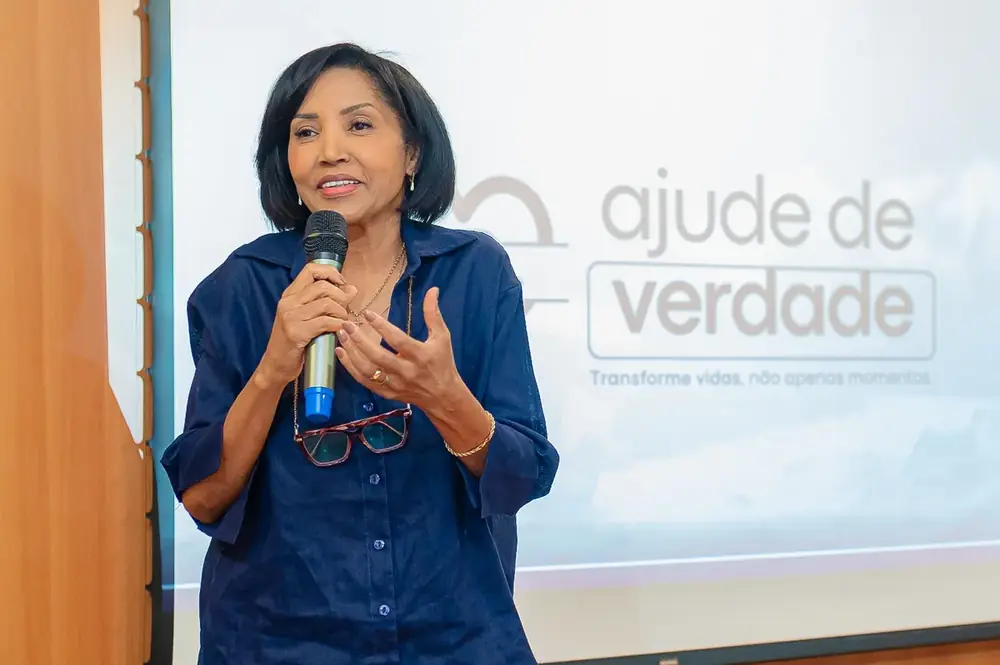 Lúcia Rosim apresentando a campanha Ajude de Verdade