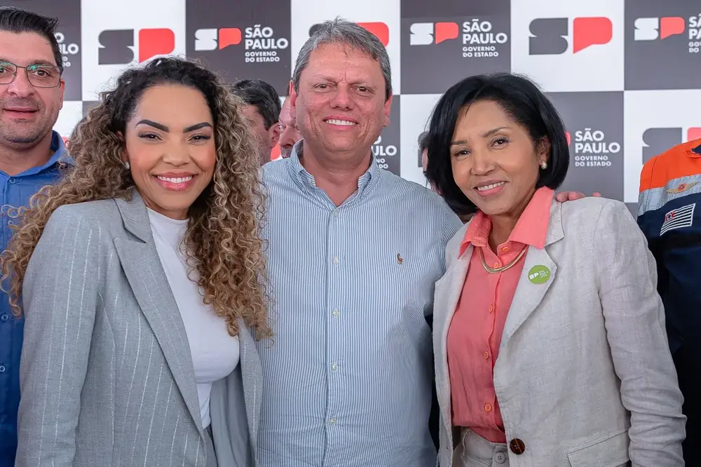 Lúcia Rosim com o governador Tarcísio de Freitas em agenda do Governo do Estado